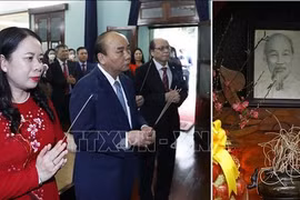 Le président Nguyen Xuan Phuc rend hommage au Président Hô Chi Minh
