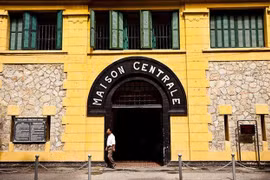 Découverte de la prison de Hoa Lo, site historique au coeur de Hanoï