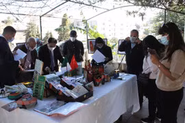 Exposition de photos en l'honneur des 58 ans de relations diplomatiques Vietnam-Algérie