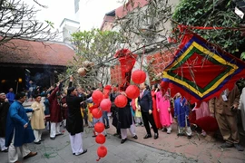Les rituels traditionnels du Têt traditionnel sont reproduits dans le vieux quartier de Hanoï