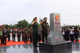 Le premier échange d'amitié de la défense frontalière Vietnam-Cambodge 