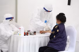 Hanoï élabore le processus de test rapide de dépistage de COVID-19