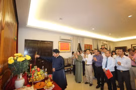 Offrande d'encens aux rois fondateurs Hung en Malaisie