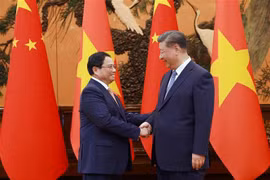 Le Premier ministre Pham Minh Chinh (gauche) et le secrétaire général du Parti communiste chinois (PCC) et président chinois, Xi Jinping. Photo: VNA
