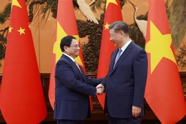 Le Premier ministre Pham Minh Chinh (gauche) et le secrétaire général du Parti communiste chinois (PCC) et président chinois, Xi Jinping. Photo: VNA