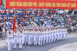 Déflié d'officers de la Marine populaire du Vietnam. Photo: VNA
