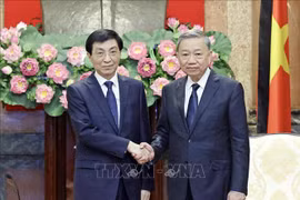 Le président To Lam (droite) reçoit le représentant spécial du dirigeant chinois Xi Jinping, Wang Huning. Photo: VNA