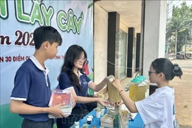 Le programme « Échange de livres contre des plantes » à Gia Lai voit la participation de nombreux jeunes. Photo: VNA