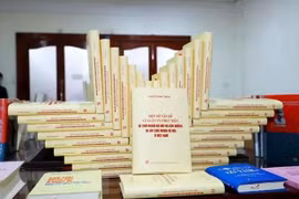 Livre « Quelques questions théoriques et pratiques sur le socialisme et la voie vers le socialisme » du secrétaire général Nguyen Phu Trong. Photo: VNA