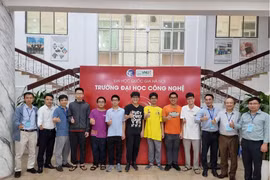 Les candidats et les professeurs de l'équipe vietnamienne. Photo: ministère de l'Education et de la Formation.