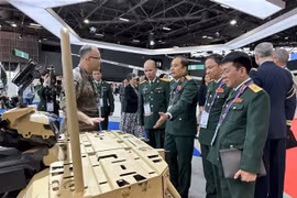 Des représentants du ministère vietnamien de la Défense visitent un espace d'exposition. Photo: VNA