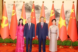 Les dirigeants To Lam et Xi Jinping et leurs épouses. Photo: VNA