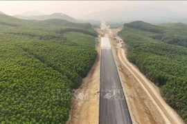 Grâce à un bon travail de dégagement des sites, le tronçon du projet d'autoroute Nord-Sud traversant Ha Tinh a été accéléré. Photo: VNA
