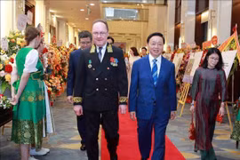 Le vice-Premier ministre Tran Hong Ha (droite) et l'ambassadeur de Russie au Vietnam, Gennady Stepanovich Bezdetko. Photo: VNA