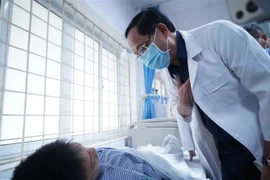 Le vice-président de l'Assemblée nationale Tran Quang Phuong rend visite aux victimes de l'incendie à l'Hôpital des Transports. Photo: VNA