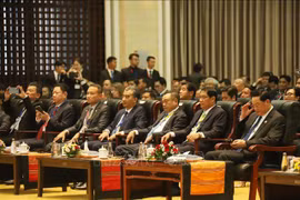Le président du Comité populaire de Hanoï, Tran Sy Thanh (3e à partir de la droite), présent à Vientiane pour assister aux événements. Photo: VNA