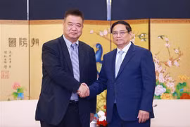 Le Premier ministre Pham Minh Chinh et un dirigeant de KIFA. Photo: VNA