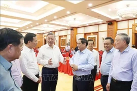 Le secrétaire général du Parti communiste du Vietnam (PCV), To Lam (2e à partir de la gauche), et des délégués lors de la séance de travail. Photo: VNA