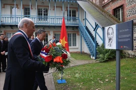 Le dirigeant To Lam et le maire de Sainte-Adresse, Hubert Dejean De La Batie, déposent des fleurs devant la plaque commémorative. Photo: VNA