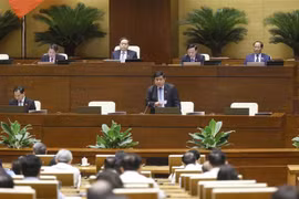 Le ministre du Plan et de l'Investissement, Nguyen Chi Dung, explique et clarifie un certain nombre de questions soulevées par les députés de l'Assemblée nationale. Photo: VNA