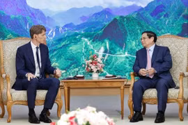Le Premier ministre Pham Minh Chinh (droite) et Robert Maersk Uggla, président du groupe danois A.P.Moller Holding (APM Holding) et président de Maersk, membre d'APM Holding. Photo: VNA