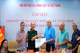 La délégation américaine remet à l'Association de soutien aux familles des martyrs vietnamiens 20 ensembles de documents relatifs aux martyrs vietnamiens tombés sur les champs de bataille du sud. Photo: qdnd.vn