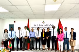 Ambassadrice Trinh Thi Tam (6e à partir de la droite) et délégués lors de l'événement. Photo: ambassade du Vietnam au Sri Lanka et aux Maldives.