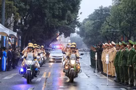Déploiement de policiers de la circulation aux heures de pointe pour assurer la sécurité routière. Photo : VNA