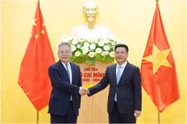 Le ministre de l'Industrie et du Commerce, Nguyen Hong Dien (droite), reçoit le secrétaire du Comité provincial du Parti communiste chinois (PCC) du Hainan, en février 2023. Photo : Ministère de l’Industrie et du Commerce