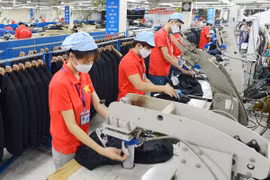 Production d'habillements pour l'exportation chez May10. Photo : hanoimoi.vn