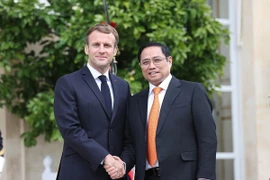 Le Premier ministre Pham Minh Chinh rencontre le président français Emmanuel Macron, lors de sa visite officielle en France en novembre 2021. Photo: VNA