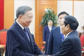 Le secrétaire général du Parti communiste du Vietnam (PCV), To Lam (gauche), et Bounthong Chitmany, permanent du secrétariat du Parti populaire révolutionnaire du Laos (PPRL) et vice-président du Laos. Photo: VNA