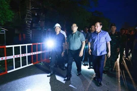 Le Premier ministre Pham Minh Chinh examine un bâtiment dégradé à Hai Phong, où les habitants ont été évacués avant l'arrivée du typhon Yagi. Photo: VNA
