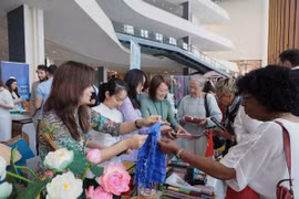 L'artisanat du Vietnam attire de nombreux visiteurs lors de l'événement. Photo: VNA