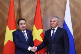 Le président de la Douma d'État russe, Viatcheslav Victorovitch Volodine (droite), et le président de l'Assemblée nationale vietnamienne, Tran Thanh Man. Photo: VNA