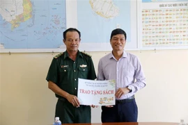 Don de livres au poste de garde-frontière du port de Phu Quy (Binh Thuan). Photo : VNA