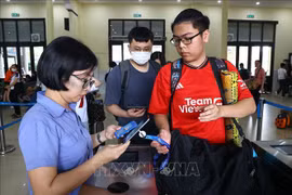 Vérification des billets des passagers pour le train LP5 Hanoï - Hai Phong. Photo: VNA
