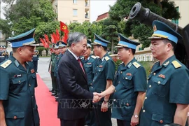 Le président To Lam et des dirigeants de l’Armée de la défense aérienne et de l’air. Photo: VNA