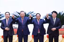 Le secrétaire général du Comité central du PCV et président To Lam (2e à partir de la gauche), le Premier ministre Pham Minh Chinh (3e à partir de la gauche), le président de l'Assemblée nationale Tran Thanh Man (1er à gauche), le permanent du Secrétariat Luong Cuong. Photo: VNA