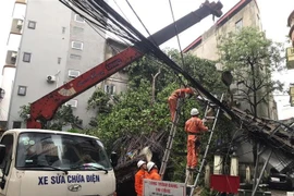 Réparation d'incidents électriques après le passage du typhon Yagi. Photo: VNA