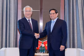 Le Premier ministre Pham Minh Chinh (droite) et Zhang Guoqing, membre du Bureau politique du Parti communiste chinois (PCC) et vice-Premier ministre du Conseil des Affaires d'État chinois. Photo: VNA