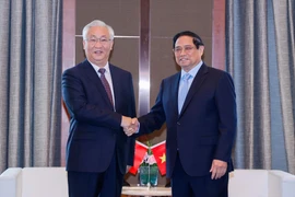 Le Premier ministre Pham Minh Chinh (droite) et Zhang Guoqing, membre du Bureau politique du Parti communiste chinois (PCC) et vice-Premier ministre du Conseil des Affaires d'État chinois. Photo: VNA