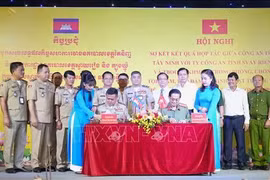 Signature d'un procès-verbal de coopération contre la criminalité dans les zones frontalières entre la Police provinciale de Tay Ninh et la Police provinciale de Svay Rieng. Photo: VNA