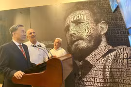 Le dirigeant To Lam au Centre Fidel Castro Ruz de La Havane lors de sa visite officielle à Cuba en tant que ministre de la Sécurité publique. Photo: VNA