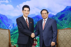 Le Premier ministre Pham Minh Chinh (droite) et l'ambassadeur de la République populaire démocratique de Corée (RPDC), Ri Sung Guk. Photo: VNA