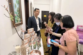 Entreprises et partenaires discutent des exportations de produits sur le marché du Halal. Photo : hanoimoi.vn