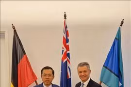 L'ambassadeur vietnamien en Australie, Pham Hung Tam, et Matt Thistlethwaite, membre de la Chambre des représentants australienne et ministre adjoint de l'Immigration. Photo: VNA