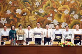 Le président de l'Assemblée nationale, Tran Thanh Man, offre des souvenirs aux dirigeants des organes de presse lors de la rencontre. Photo: VNA