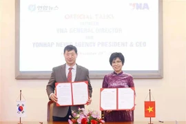 La directrice générale de l’Agence vietnamienne d’Information (VNA), Vu Viet Trang, et Hwang Dae-il, président et directeur général de l'agence de presse sud-coréenne Yonhap. Photo: VNA