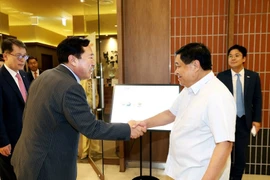 Le ministre du Plan et de l'Investissement, Nguyen Chi Dung (droite), et le président de la KBIZ, Kim Ki-moon. Photo: MPI